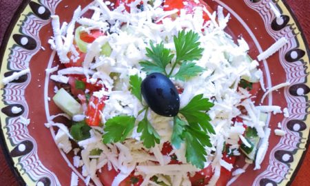 DIY Schopska Salat Käse Petersilie schwarze Oliven
