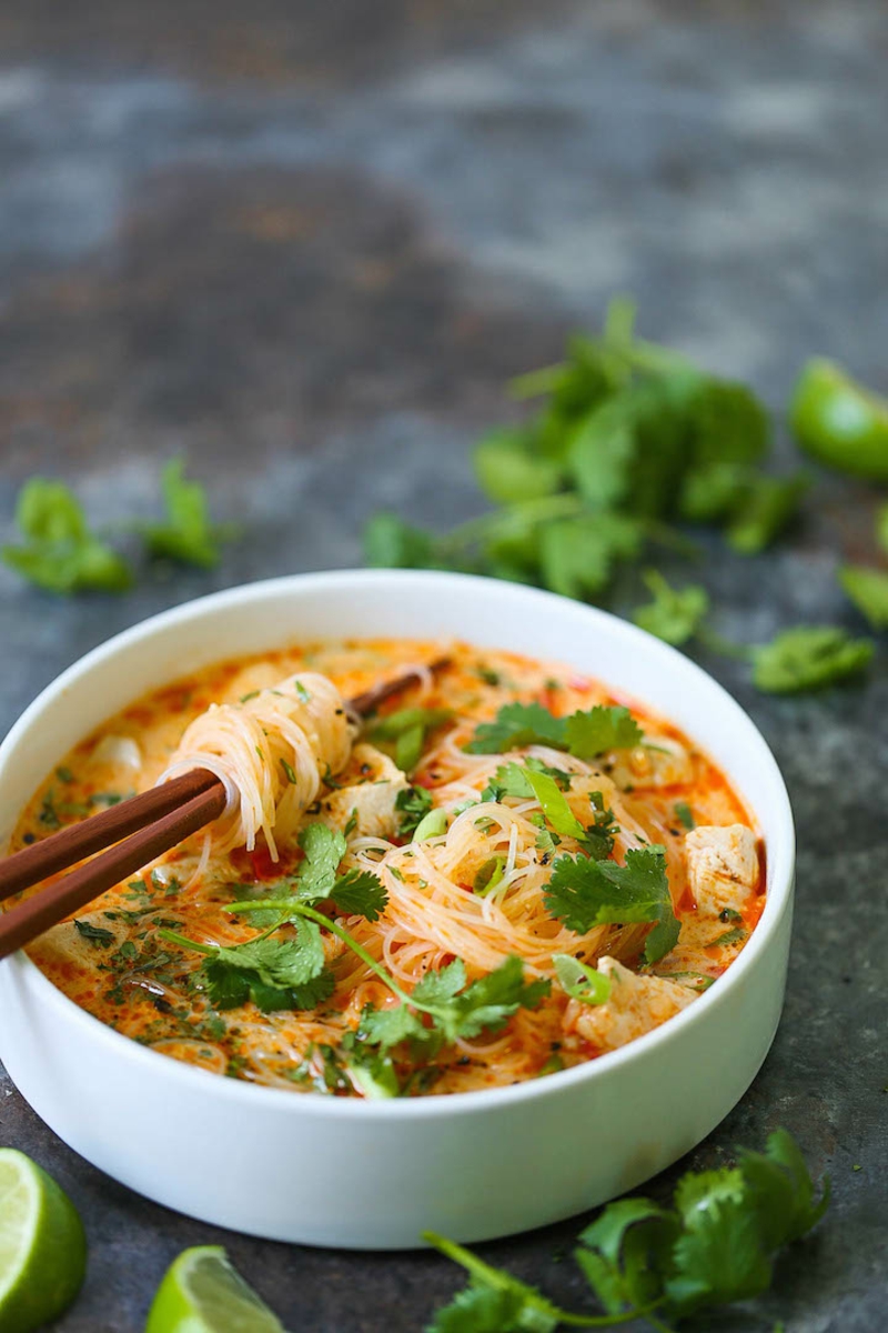 Asia Curry Suppe mit Reisnudeln zubereiten