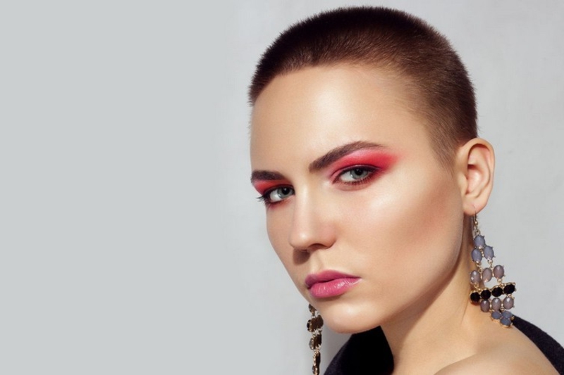 Buzz Cut Make-up auffällig