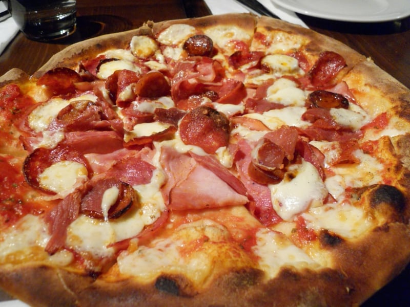 Chorizo Pizza mit Schinken und Mozzarella