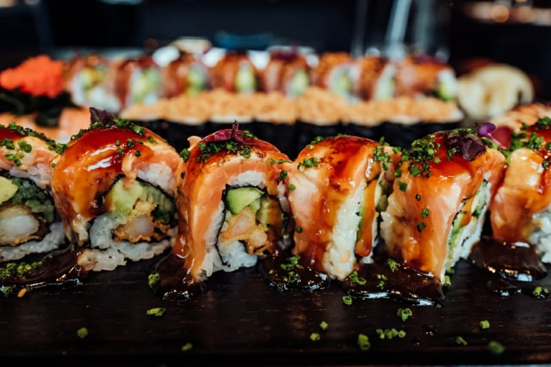 leckeres Sushi mit Lachs und Gemüse