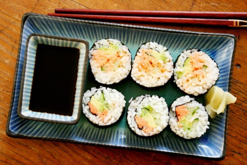 Sushi mit Sojasauce servieren