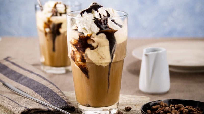 Eiskaffee trinken mit Schokoladensauce