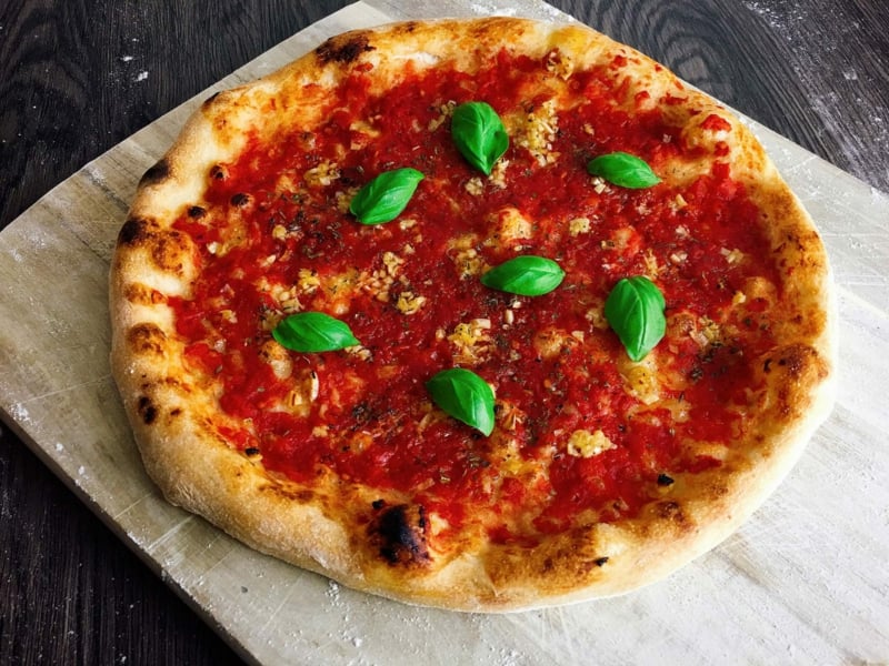 Pizza Marinara mit Tomatensauce und Knoblauch