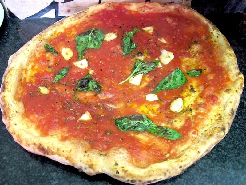 Oregano Pizza mit Knoblauch und Basilikum