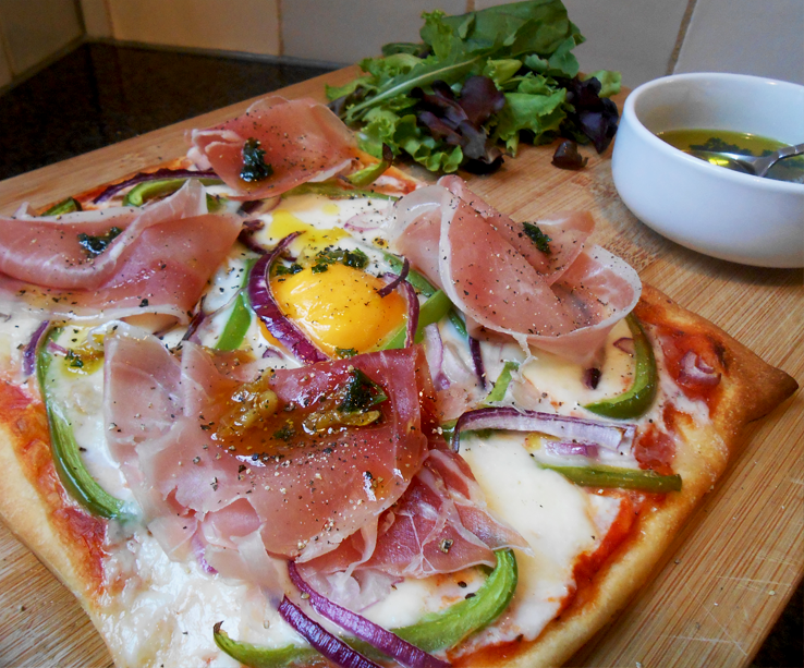 Oregano Pizza mit Schinken und Ei