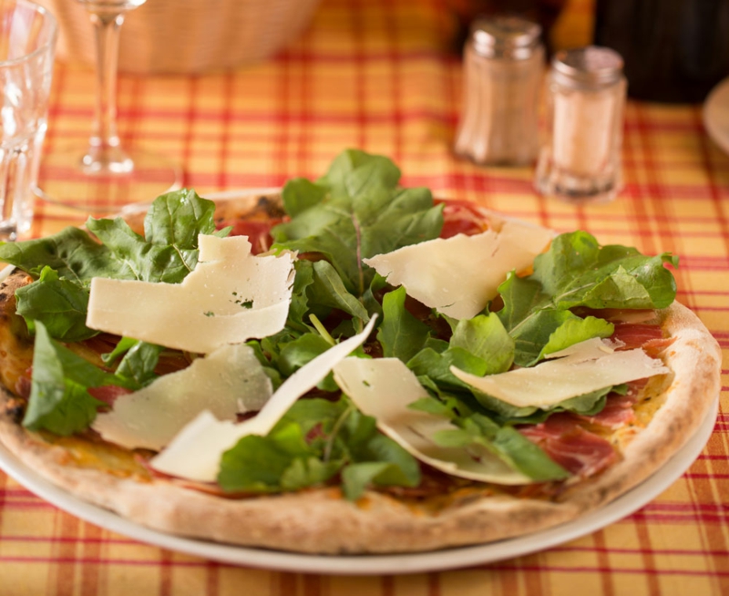 Pizza Parma mit Schinken und Rucola