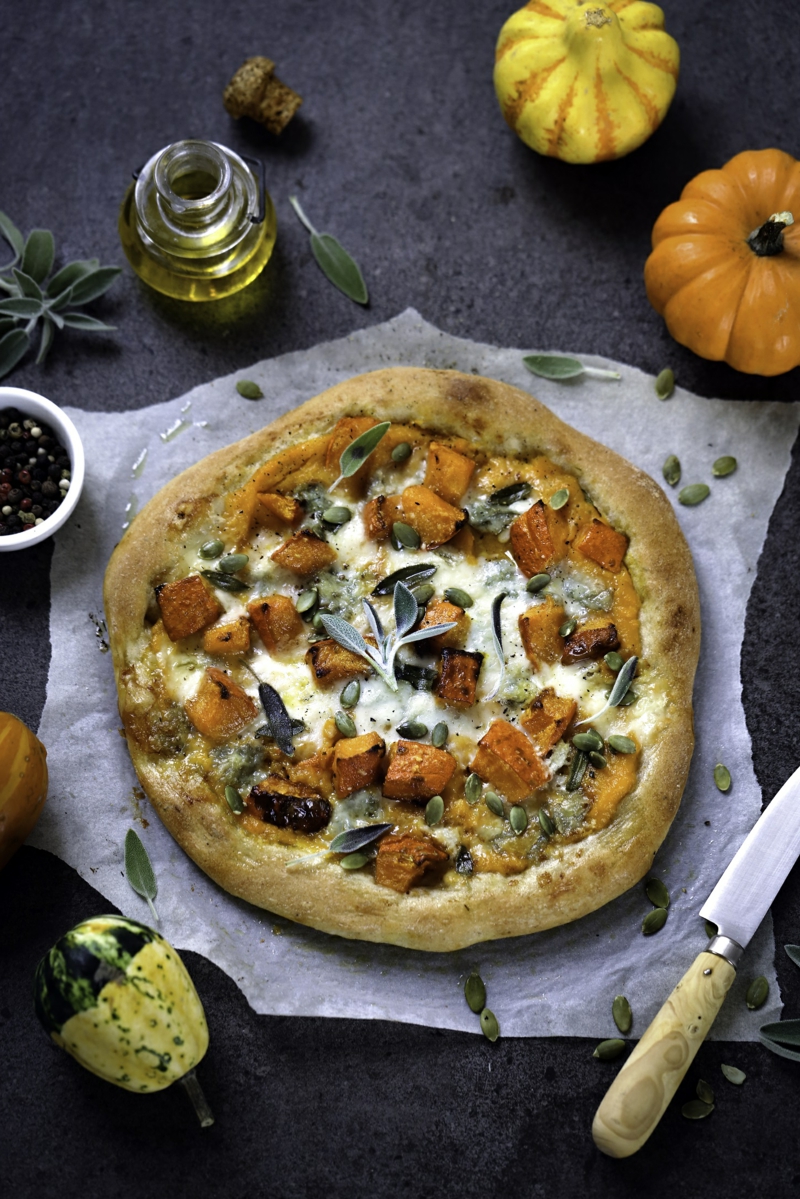 Pizza mit Gorgonzola und Kürbis