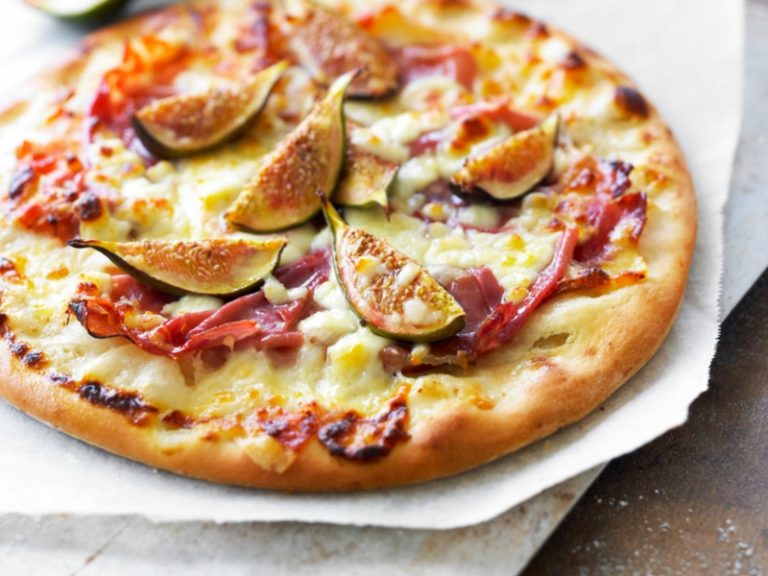 Pizza mit Schinken selber backen - ein Genuss für die Seele!