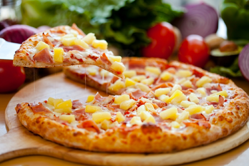 exotische Pizza mit Ananas