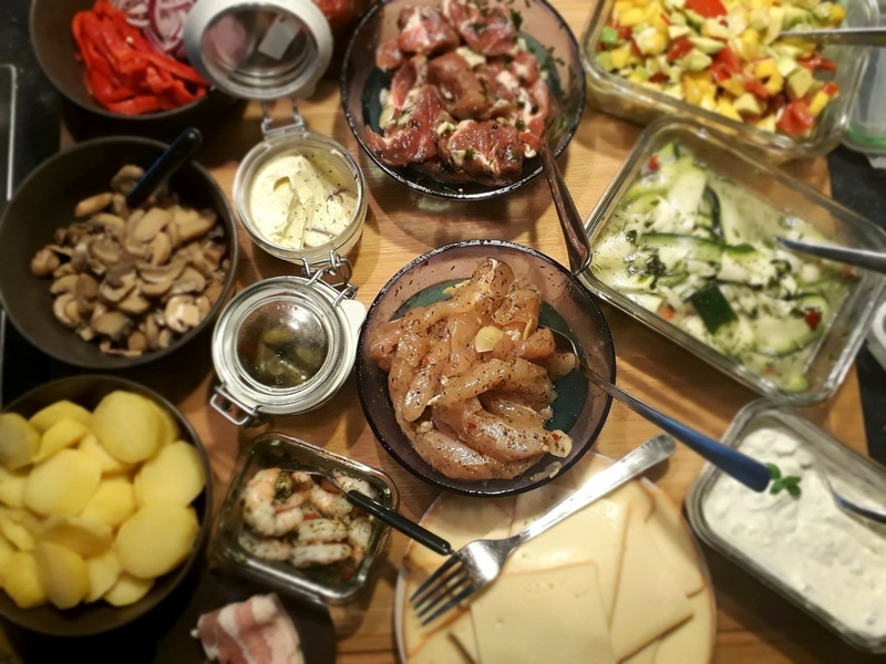 Raclette servieren mit Fleisch und Gemüse