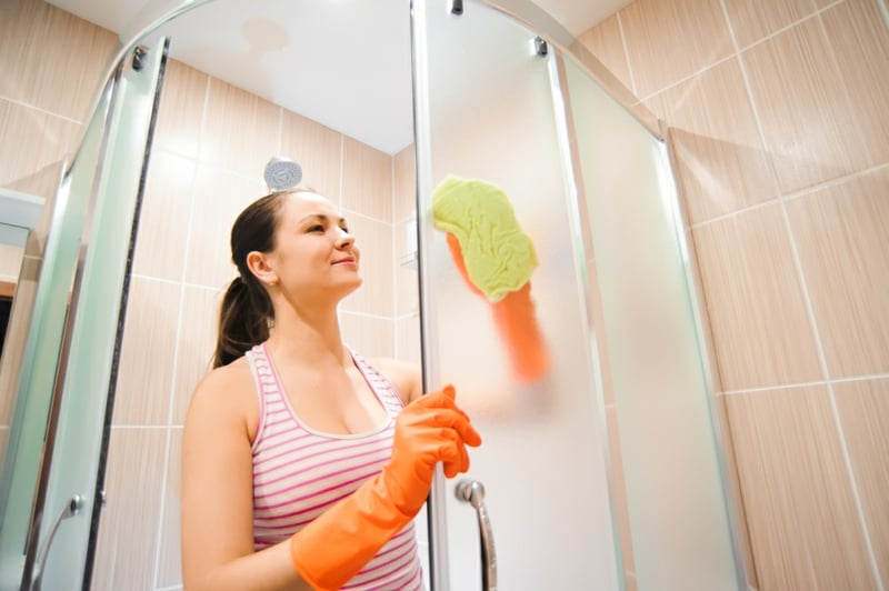 Duschkabine Schiebetür putzen mit Tuch
