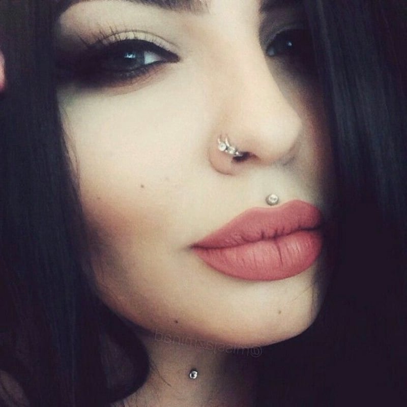 schönes Mädchen Piercings Nase und Lippen