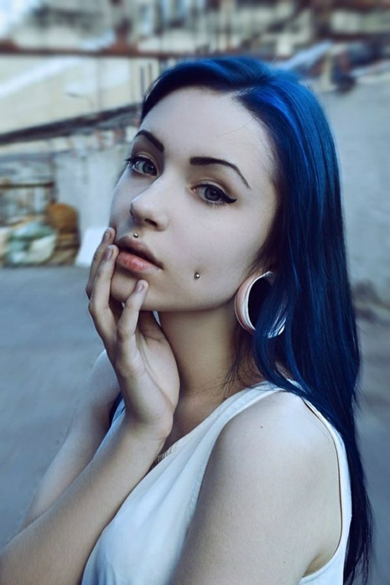 Medusa Piercing blaue Haare