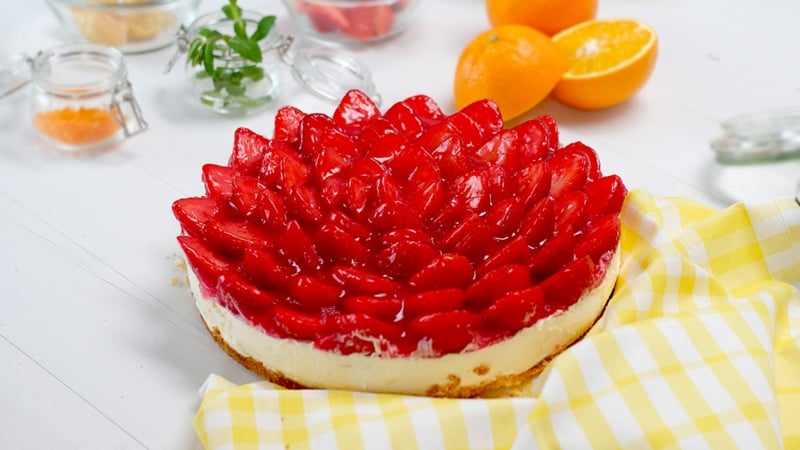 Cheesecake mit Erdbeerscheiben lecker