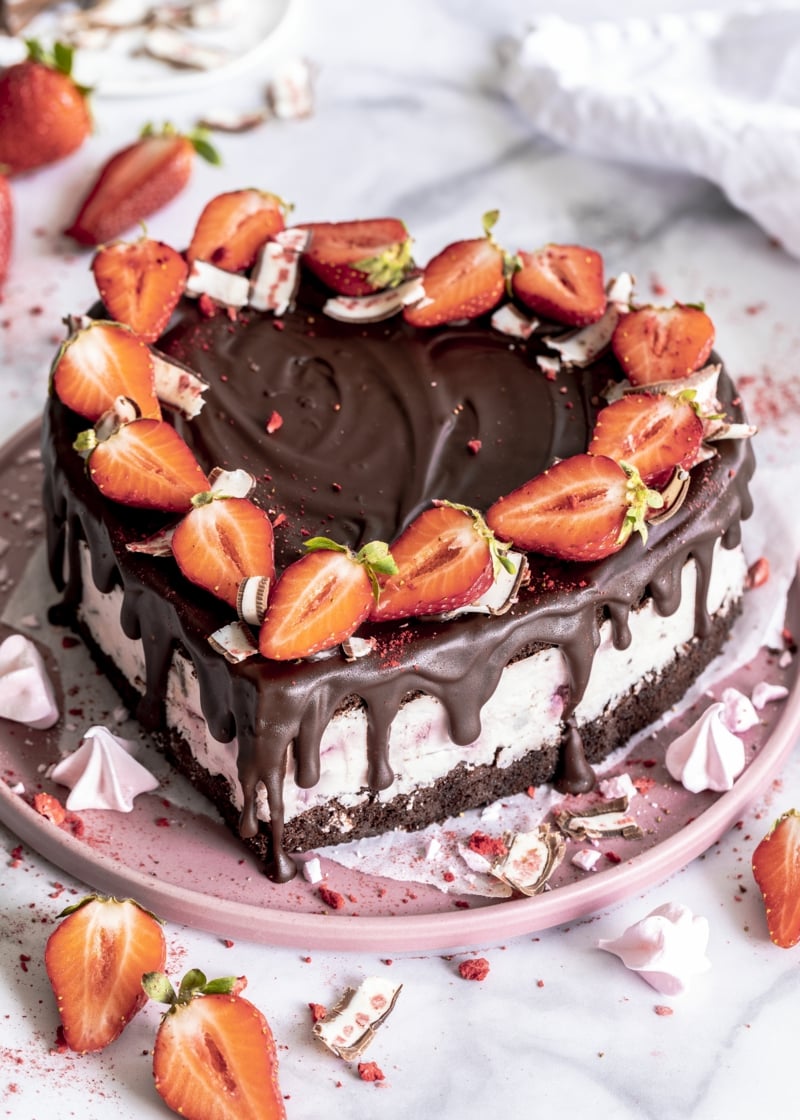 herzförmiger Kuchen mit Erdbeeren