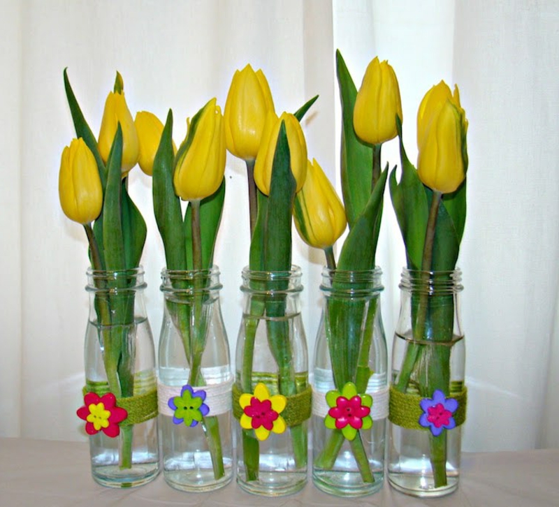 Tulpen arrangieren in Glasflaschen