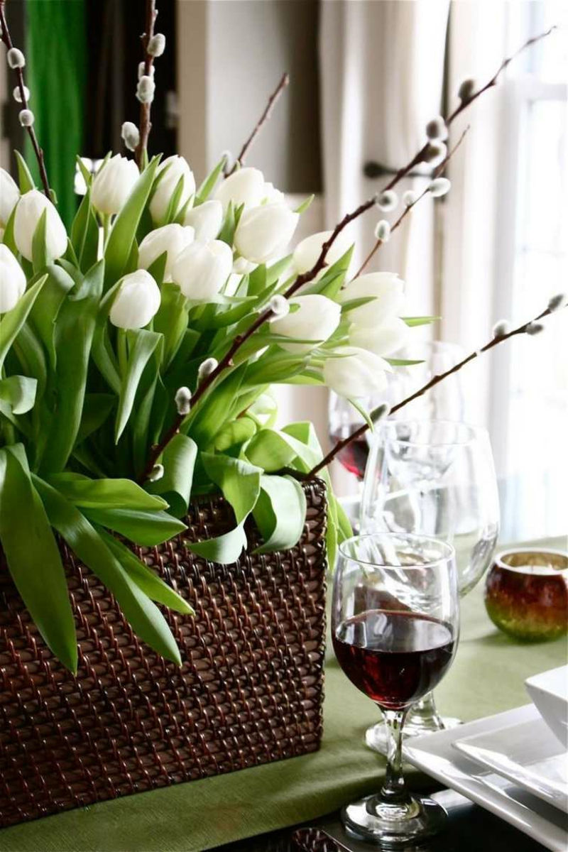 weiße Tulpen in Rattankorb herrlicher Look
