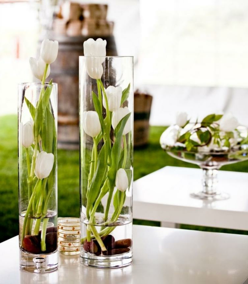 Tulpengesteck arrangieren hohe Glasvasen