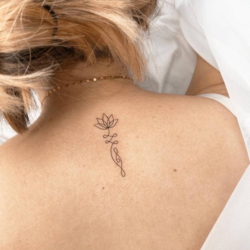 Unalome Tattoo mit Lotus Frau