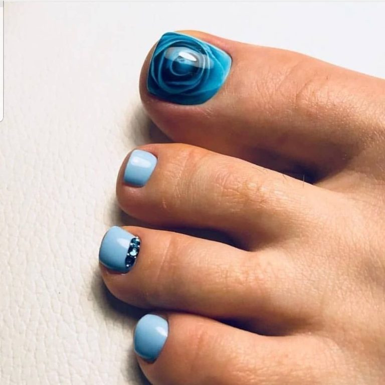 Fußnägel lackieren - Welche Nagellack-Farbe 2021 liegt im Trend