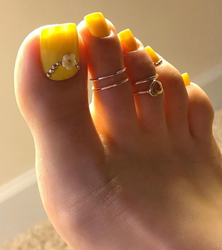 Fußnägel lackieren - Welche Nagellack-Farbe 2021 liegt im Trend