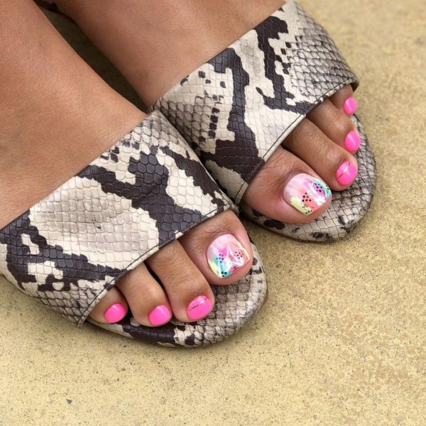 Fußnägel lackieren - Welche Nagellack-Farbe 2021 liegt im Trend