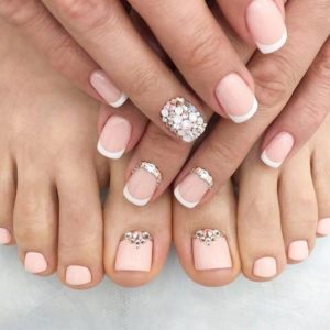 Fußnägel lackieren - Welche Nagellack-Farbe 2021 liegt im Trend