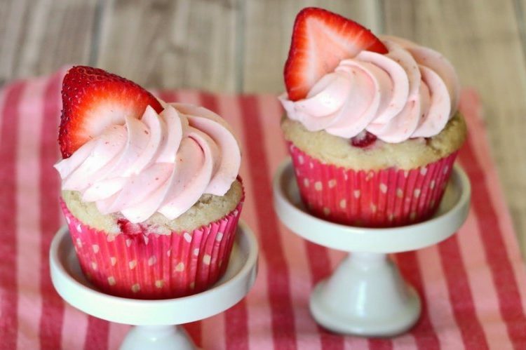 Cupcakes mit Erdbeeren und Sahne