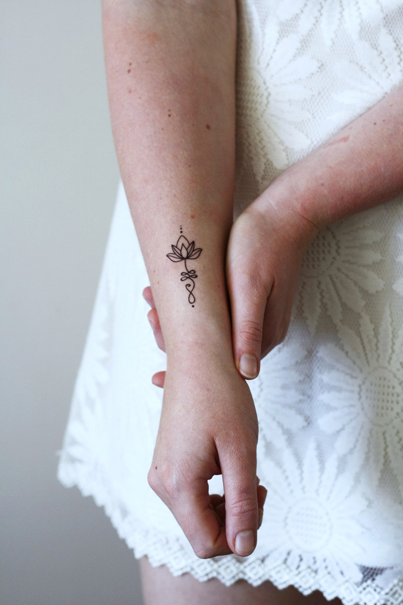 dezenter Tattoo am Handgelenk