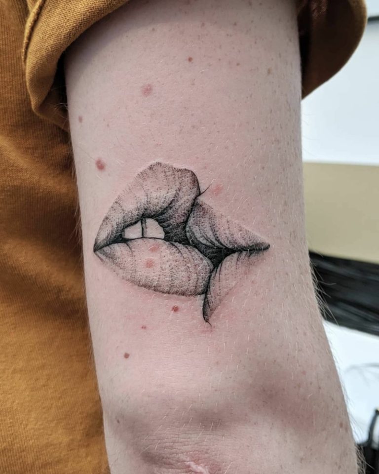 Kussmund Tattoos Bedeutung & inspirierende Designs ZENIDEEN