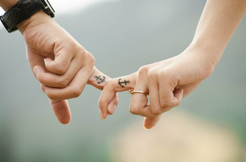 Partner Tattoos Anker Finger seitlich