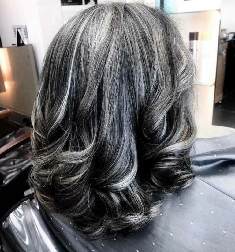 Graue Haare Mit Dunklen Strähnchen Aufpeppen Graue Haare mit Strähnchen aufpeppen: Ideen für einen jüngeren Look