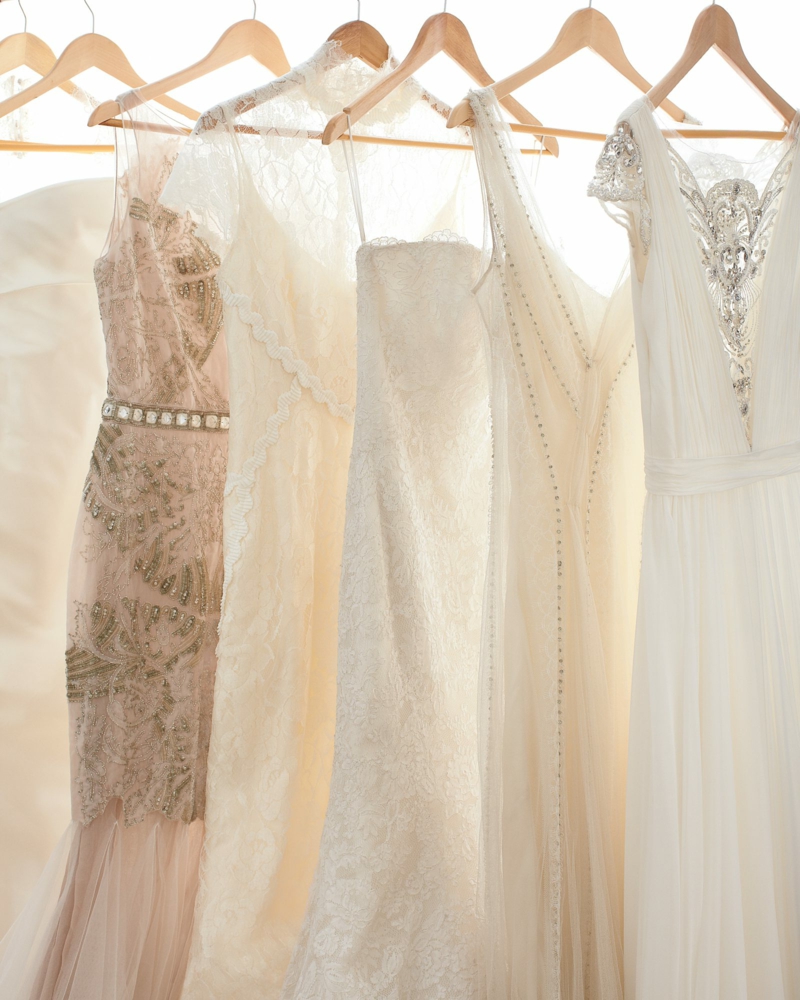 Brautkleider in verschiedene weiße Töne