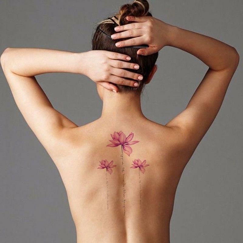 Lotusblume Tattoo Frau Rücken