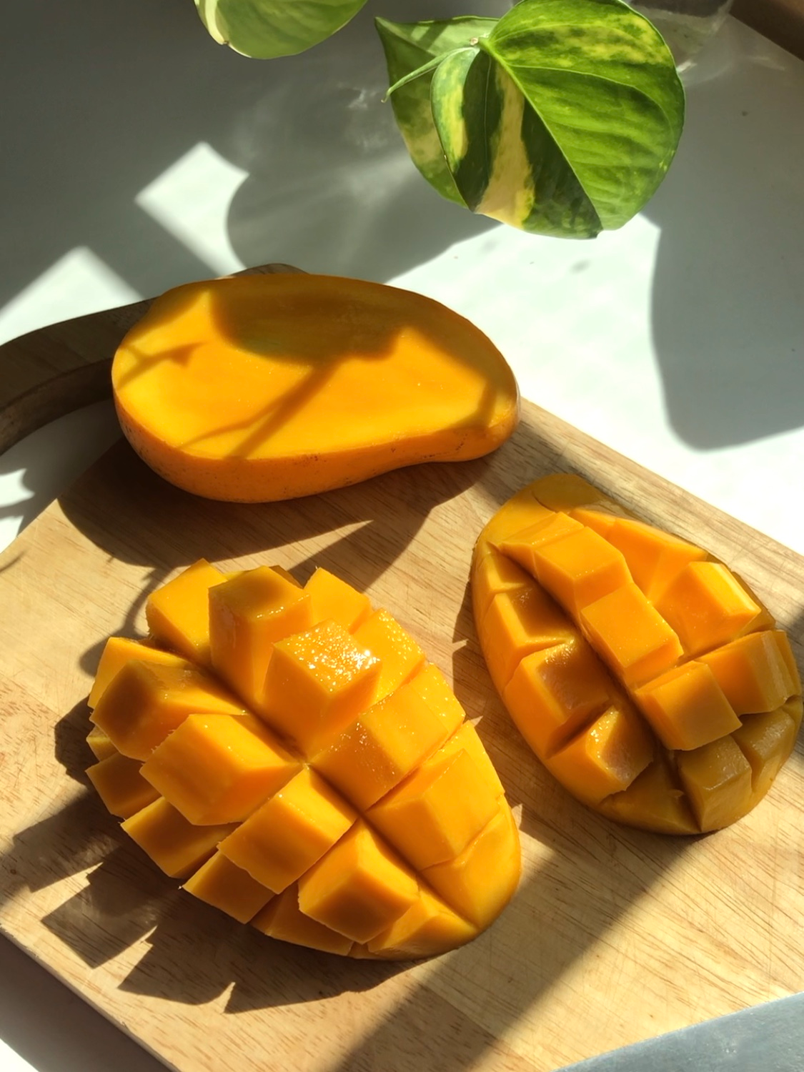 Mango schneiden und genießen