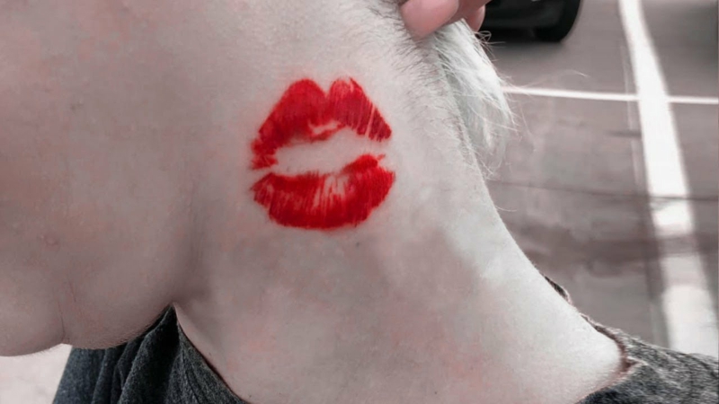 großer Tattoo Kuss rot Hals