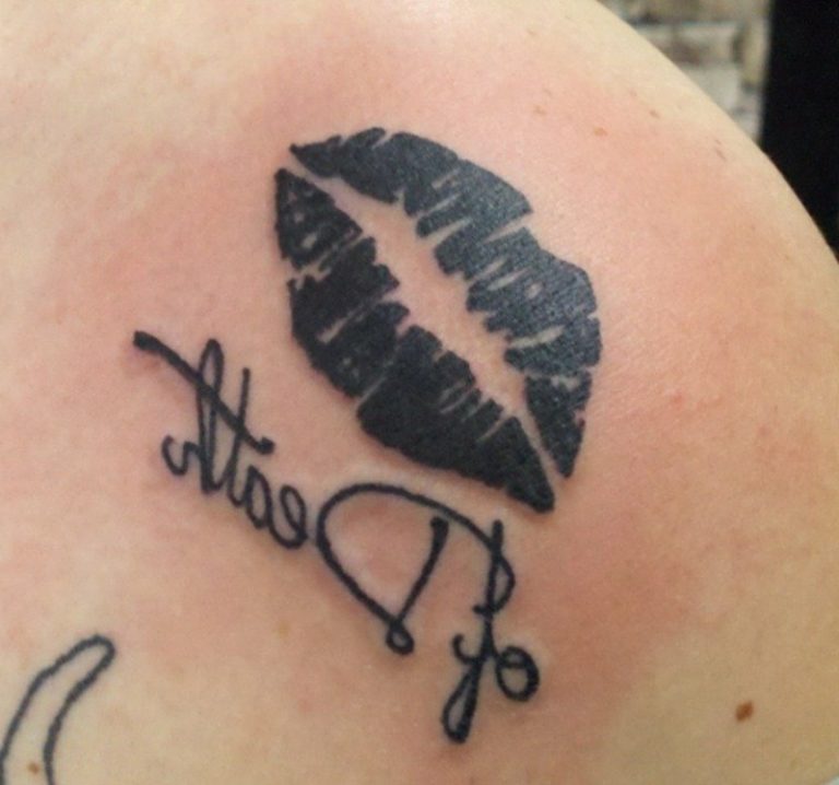 Kussmund Tattoos Bedeutung & inspirierende Designs ZENIDEEN