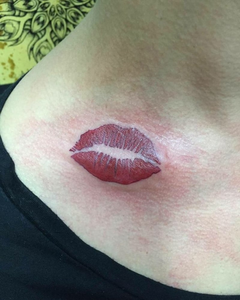 Kussmund Tattoos Ideen für Damen