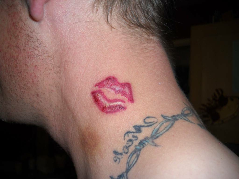 Tattoo Kuss am Hals