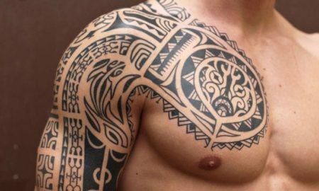 sich einen Sleeve Tattoo stechen lassen Tribal Motive