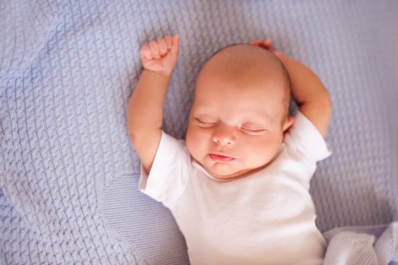 süßes Bild Neugeborenes schlafend