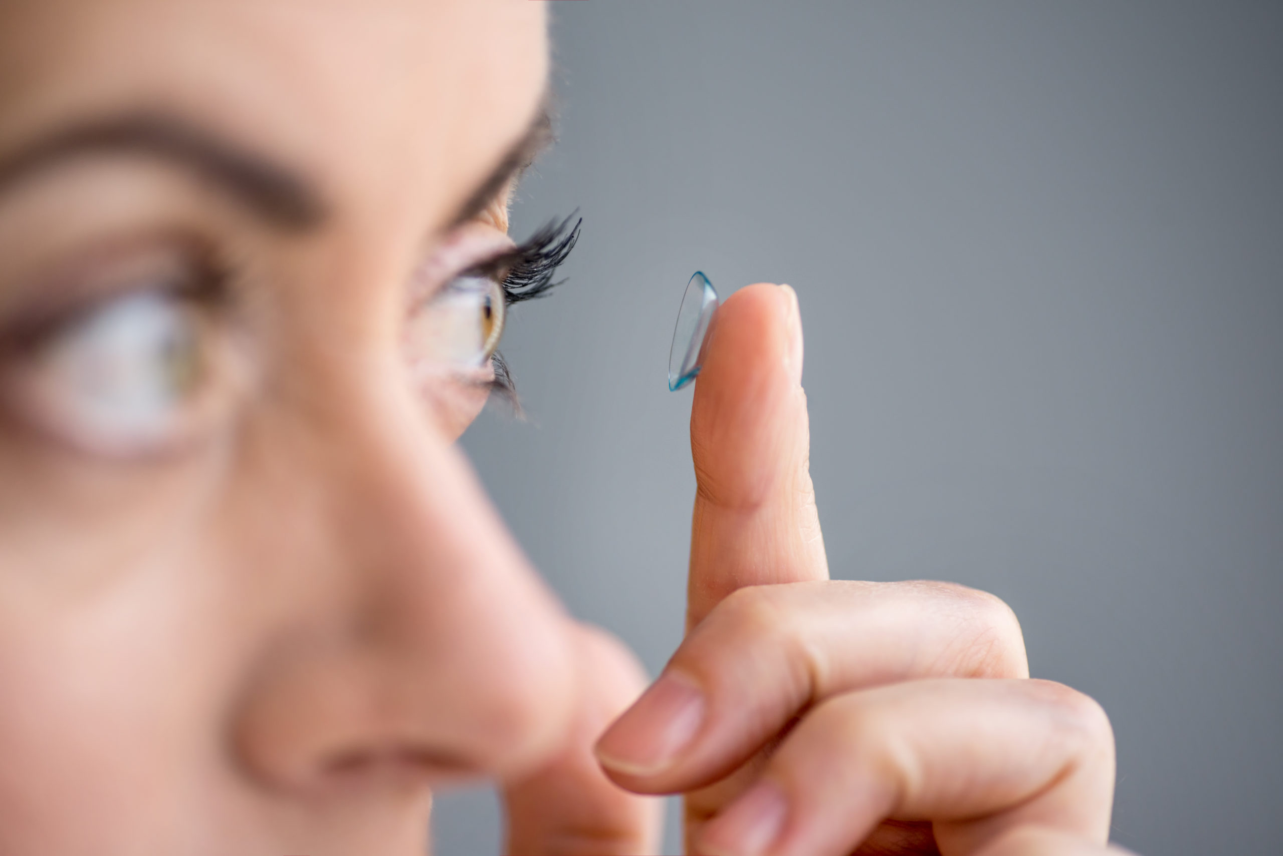 Kontaktlinsen - 8 hilfreiche Tipps für richtiges Einsetzen, Tragen und Pflegen