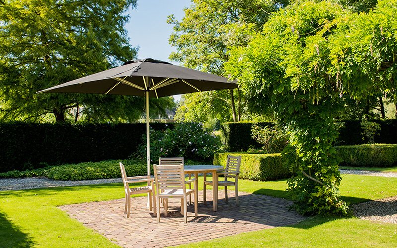 Entspannung im Schatten - 5 Tipps für den richtigen Sonnenschirm für Garten