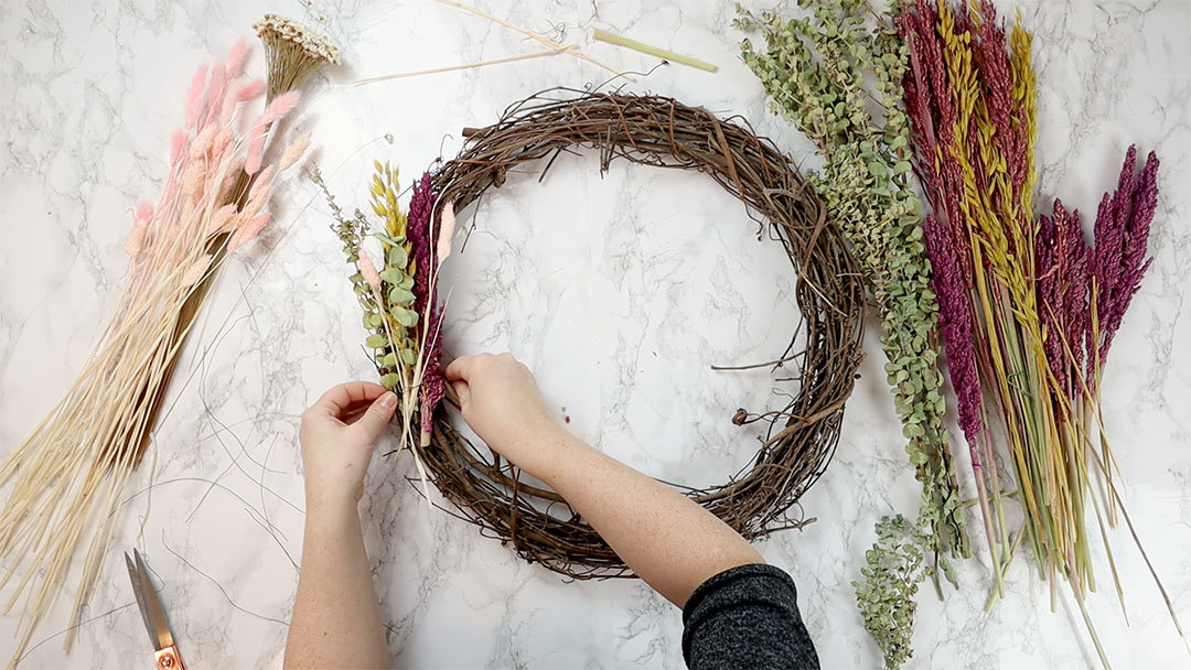 DIY Anleitung - Kranz aus Trockenblumen binden