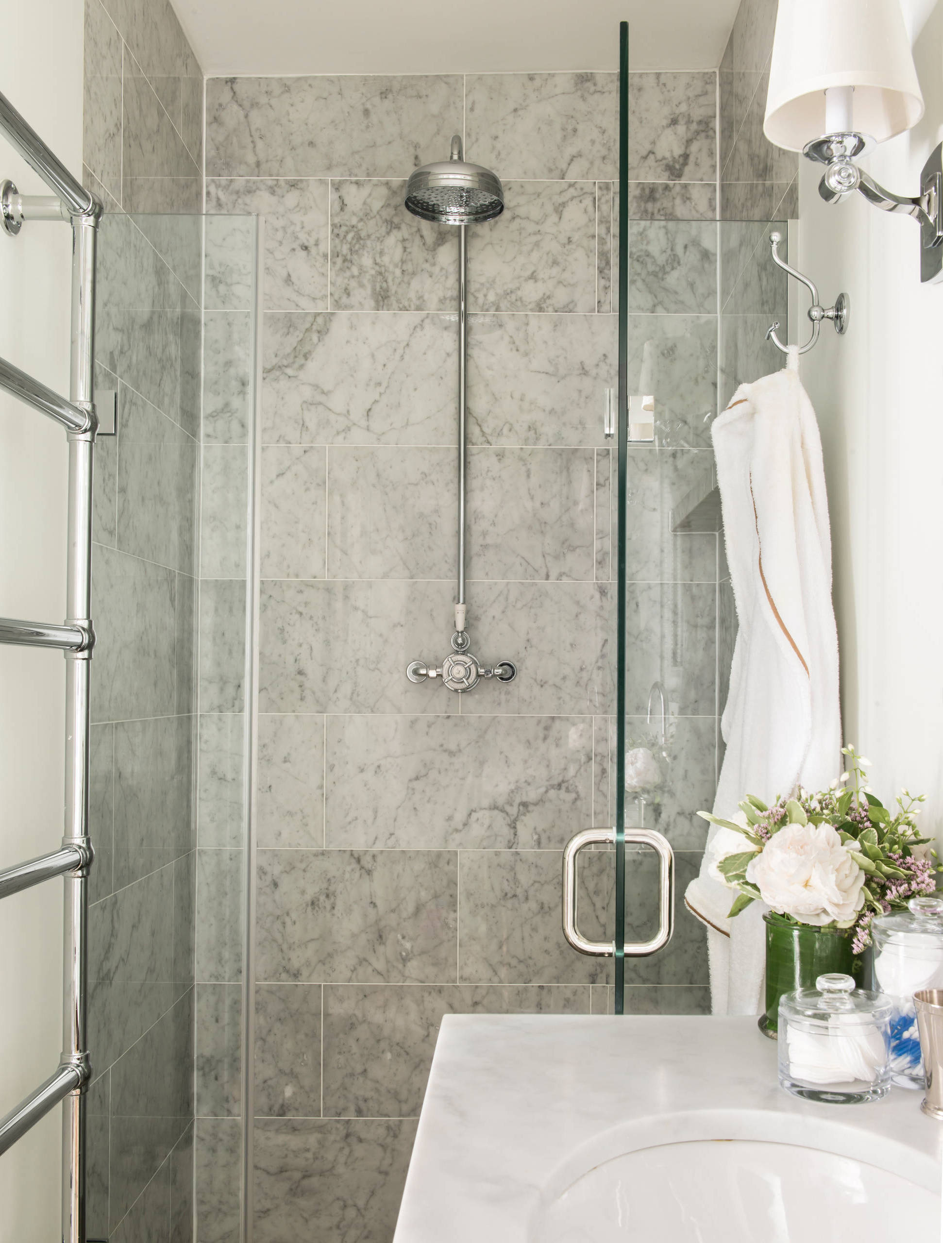 Zweigriffmischer werden heute vor allem in Retro-Badezimmern verwendet, sind aber auch in luxuriös eingerichteten Räumen zu finden.