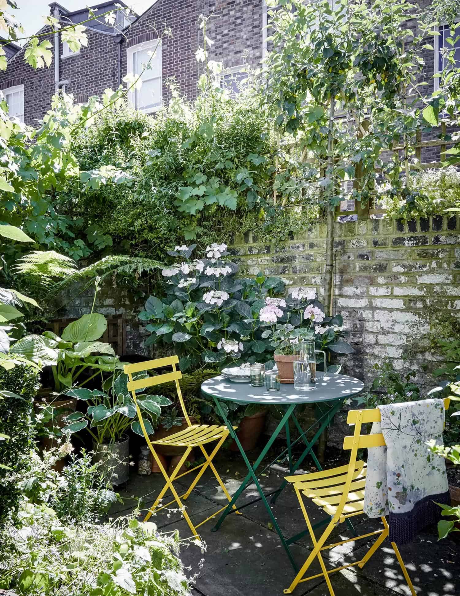 Kleine romantische Sitzecke im Garten gestalten
