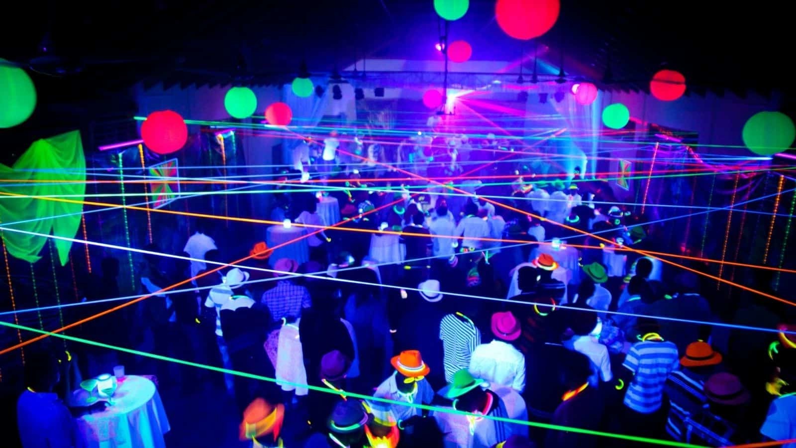 Schwarzlicht Party Deko Ideen: Beeindrucken Sie Ihre Gäste mit einer Neon Party!
