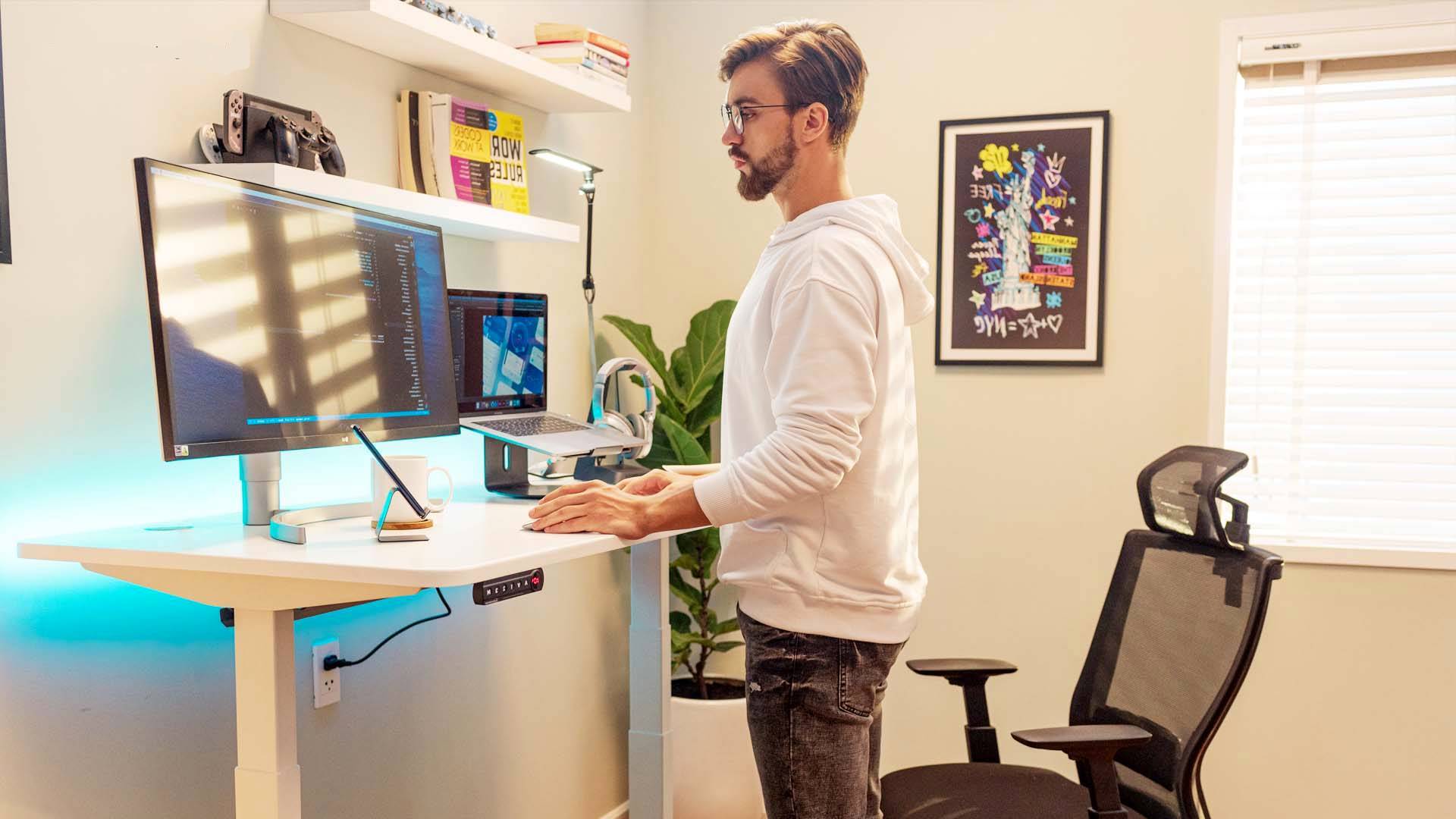 1. Home Office einrichten: gesunde Büroarbeit mit einem höhenverstellbaren Schreibtisch
