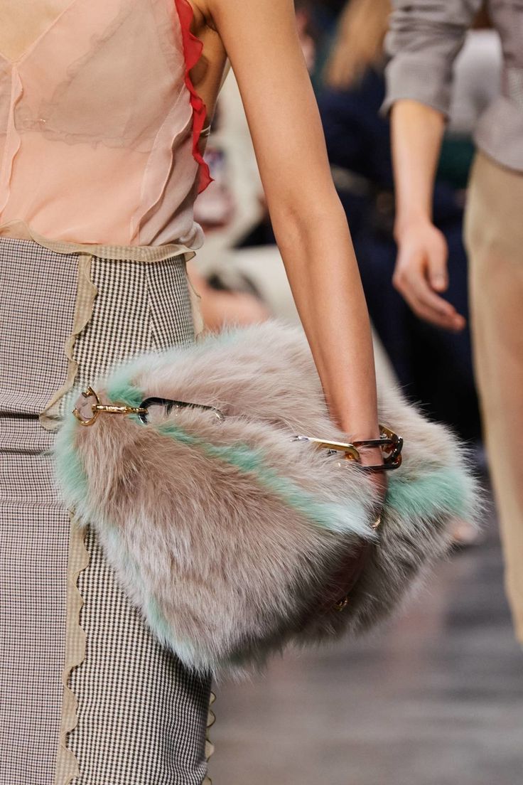 Taschen Trends Herbst/Winter 2022: Das Furry-Bag